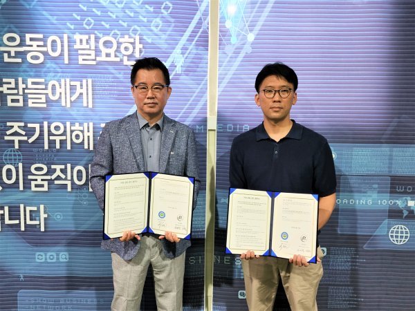 대한유소년야구연맹 이상근 회장(왼쪽)과 피아크 센터 전상준 대표가 유소년야구 발전을 위한 공동협력 업무협약을 체결했다. 사진제공 | 대한유소년야구연맹