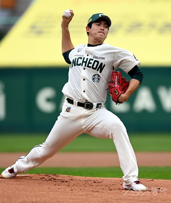 26일 인천 SSG 랜더스필드에서 ‘2022 신한은행 SOL KBO리그’ SSG 랜더스와 NC 다이노스의 경기가 열렸다. SSG 선발투수 이태양이 힘차게 볼을 던지고 있다. 인천 | 김민성 기자 marineboy@donga.com