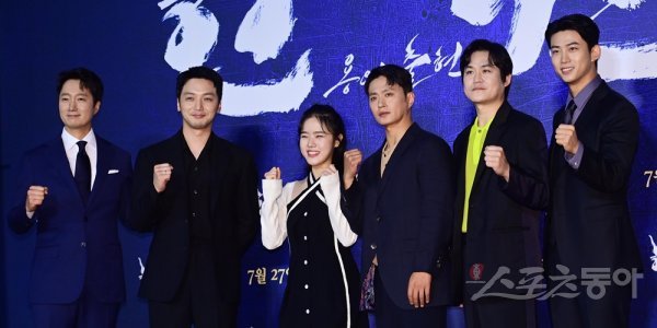 영화 ‘한산: 용의 출현’의 주연 박해일, 변요한, 김향기, 김성규, 김성균, 옥택연(왼쪽부터)이 28일 서울 광진구 롯데시네마
건대입구점에서 열린 제작보고회에서 포즈를 취하며 웃고 있다. 주현희 기자 teth1147@donga.com