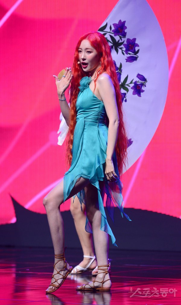 가수 선미가 29일 서울 마포구 신한play스퀘어에서 진행된 디지털 싱글 ‘열이 올라요(Heart Burn)’ 발매 쇼케이스에서 화려한 공연을 펼치고 있다. 김종원 기자 won@donga.com