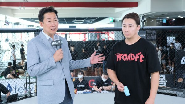 원강수 원주시장 당선인(왼쪽)이 25일 원주 로드FC 오피셜짐에서 로드FC 정문홍 회장을 만난 뒤 대화를 나누고 있다. 사진제공 | 로드FC