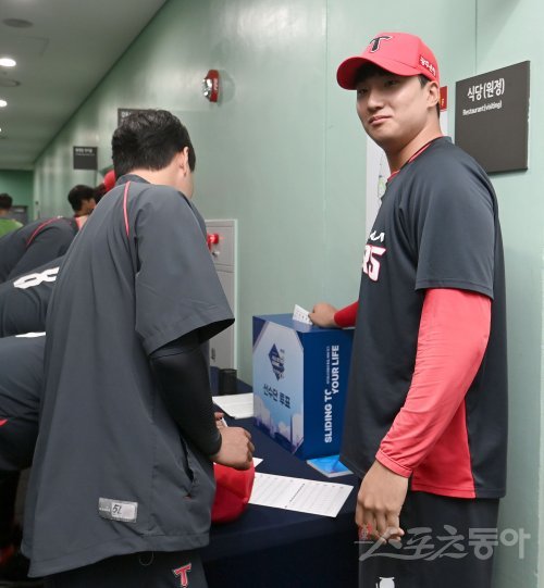 28일 서울 고척스카이돔에서 열린 KIA-키움 경기 전  KIA 정해영이 올스타전 투표를 하고 있다. 고척 | 김종원 기자 won@donga.com