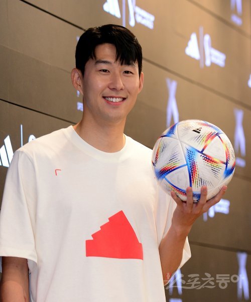 4일 서울 아디다스 홍대 브랜드센터에서 EPL 개인 커리어 하이를 기록한 손흥민이 참석한 ‘손 커밍 데이‘ 행사가 열렸다. 손흥민이 카메라를 향해 포즈를 취하고 있다. 김민성 기자 marineboy@donga.com