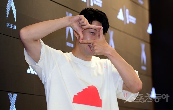 4일 서울 아디다스 홍대 브랜드센터에서 EPL 개인 커리어 하이를 기록한 손흥민이 참석한 ‘손 커밍 데이‘ 행사가 열렸다. 손흥민이 카메라를 향해 포즈를 취하고 있다. 김민성 기자 marineboy@donga.com