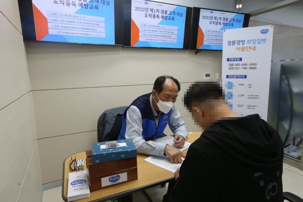 희망길벗 상담사가 고객과 1대1 심층면담을 하고 있다.