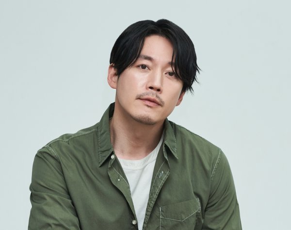 배우 장혁이 주연은 물론 기획과 액션 디자인까지 맡은 영화 ‘더 킬러: 죽어도 되는 아이’ 개봉을 앞두고 “청룽의 액션 스타일에서 많은 영감을 받았다”고 말했다. 사진제공|㈜아센디오