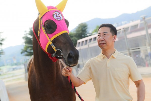 문병기 조교사와 그가 직접 관리해 온 경주마 마스크.