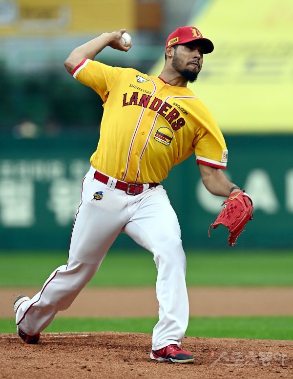 7일 인천 SSG 랜더스필드에서 ‘2022 신한은행 SOL KBO리그’ SSG 랜더스와 롯데 자이언츠의 경기가 열렸다. SSG 선발투수 폰트가 힘차게 볼을 던지고 있다. 인천 | 김민성 기자 marineboy@donga.com