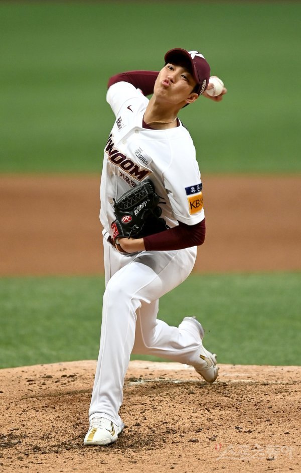 10일 서울 고척스카이돔에서 ‘2022 신한은행 MY CAR KBO리그’ NC 다이노스와 키움 히어로즈가 경기가 열렸다. 선발 투수로 등판한 키움 안우진이 역투하고 있다. 고척 | 김종원 기자 won@donga.com