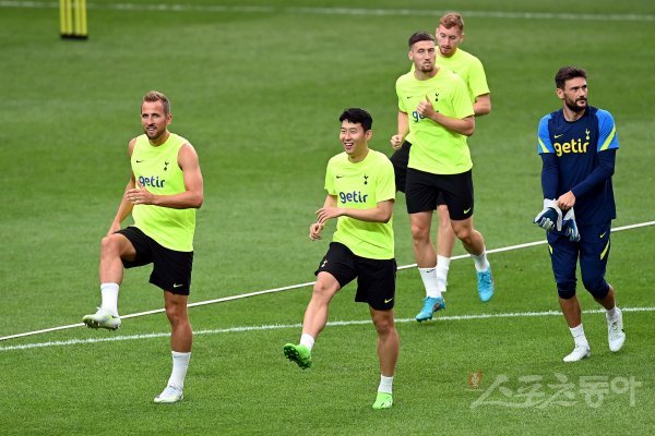 손흥민의 소속팀 토트넘이 11일 서울월드컵경기장에서 오픈 트레이닝을 가졌다. 토트넘 손흥민과 케인이 가볍게 몸을 풀고 있다. 상암 | 김민성 기자 marineboy@donga.com