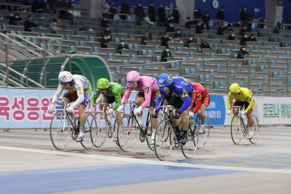 광명스피돔에서 특선급 선수들이 레이스를 펼치고 있다. 하반기 등급조정에서 특선급에 이름을 올린 91명의 선수 중에 20대∼30대가 대거 약진해 하반기 판도를 주도할 것으로 기대를 모으고 있다. 사진제공|국민체육진흥공단