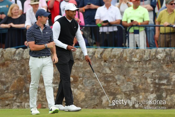 로리 매킬로이와 타이거 우즈가 함께 연습라운드를 돌고 있다. 사진=게티이미지코리아.