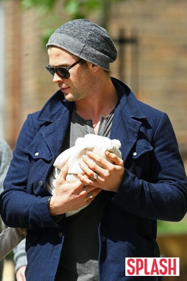 2012년 크리스 헴스워스와 그의 품에 안긴 딸 인디아 로즈. 사진|Splash News