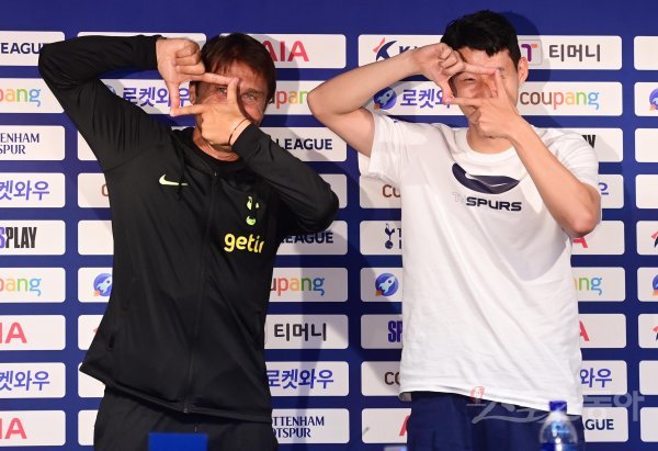 토트넘 안토니오 콘테 감독과 손흥민이 12일 서울월드컵경기장에서 열린 쿠팡플레이 시리즈 ‘팀 K리그-토트넘’ 프리매치 기자회견에서 포즈를 취하고 있다. 상암 | 주현희 기자 teth1147@donga.com