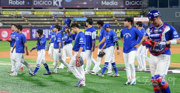 12일 수원KT위즈파크에서 ‘2022 신한은행 MY CAR KBO리그’ 삼성 라이온즈와 KT 위즈 경기가 열렸다. 3-4 역전패를 당하며 10연패에 빠진 삼성 선수들이 그라운드를 빠져나가고 있다. 수원 | 김종원 기자 won@donga.com