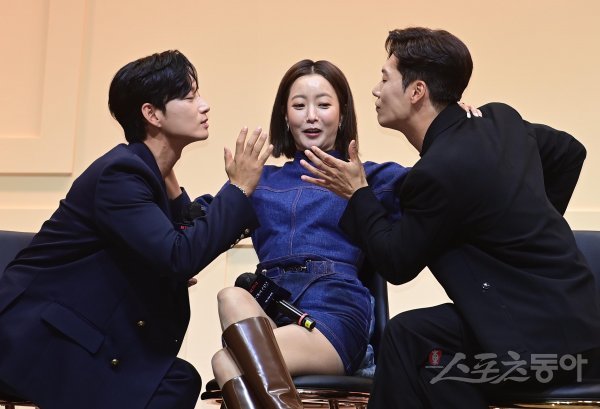 배우 이현욱과 김희선, 박훈(왼쪽부터)이 13일 서울 중구 크레스트72에서 열린 넷플릭스 오리지널 시리즈 ‘블랙의 신부’ 제작발표회에서 코믹한 포즈를 취하고 있다. 주현희 기자 teth1147@donga.com
