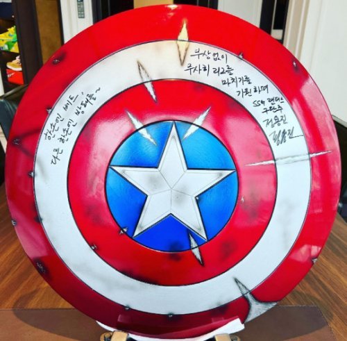 정용진 신세계 부회장이 지난 8일 인스타그램에 최정 선수의 안전을 기원한다며 응원의 글과 함께 올린 캡틴 아메리카 방패 사진. 정용진 신세계 부회장 인스타그램 캡처