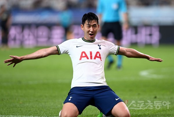 13일 서울 월드컵경기장에서 잉글랜드 프로축구 프리미어리그 ‘토트넘‘과 K리그 올스타 ‘팀 K리그‘의 경기가 열렸다. 토트넘 손흥민이 골을 넣은 후 세리머니를 펼치고 있다. 상암 | 김민성 기자 marineboy@donga.com