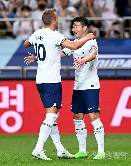 13일 서울 월드컵경기장에서 잉글랜드 프로축구 프리미어리그 ‘토트넘‘과 K리그 올스타 ‘팀 K리그‘의 경기가 열렸다. 토트넘 손흥민이 골을 넣은 케인과 기쁨을 나누고 있다. 상암 | 김민성 기자 marineboy@donga.com