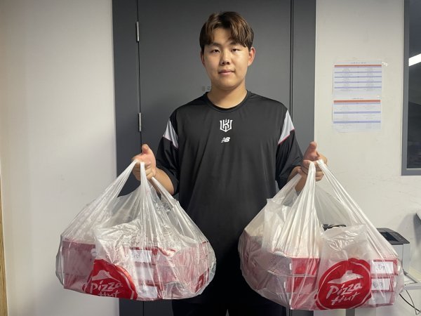 KT 소형준이 14일 수원KT위즈파크에서 직접 주문한 피자를 들고 포즈를 취하고 있다. 사진제공 | KT 위즈