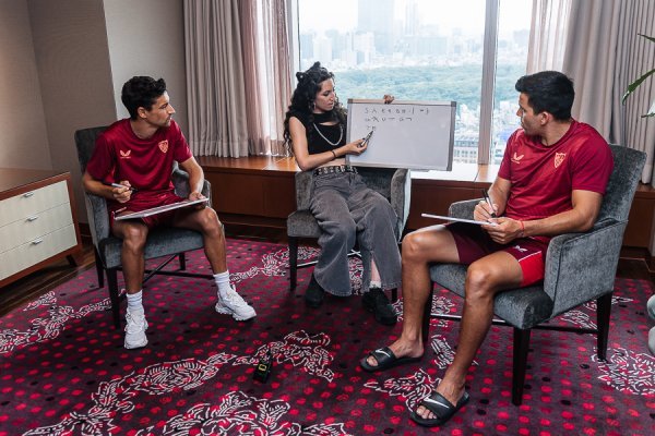 세비야의 헤수스 나바스와 마르쿠스 아쿠냐가 한국어 교실에 참여해 한국어를 배우고 있다.
사진제공 | 프리메라리가