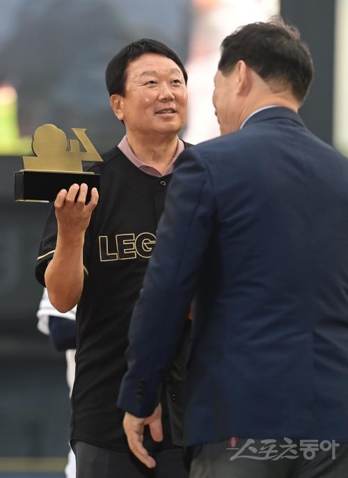 16일 서울 잠실야구장에서 열린 ‘2022 KBO 올스타전’ 드림 올스타와 나눔 올스타의 경기에 앞서 선동열이 KBO 총재로부터 40주년 기념 트로피를 받고 있다. 잠실 | 주현희 기자 teth1147@donga.com