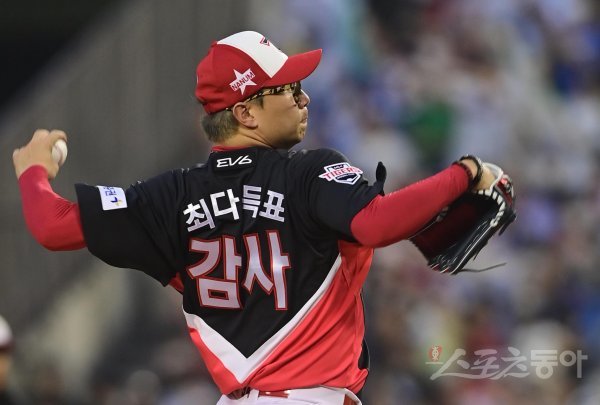 16일 서울 잠실야구장에서 열린 ‘2022 KBO 올스타전’ 드림 올스타와 나눔 올스타의 경기에서 선발 투수로 마운드에 오른 나눔올스타 양현종이 최다득표 감사를 유니폼에 새긴 채 역투하고 있다. 잠실 | 주현희 기자 teth1147@donga.com