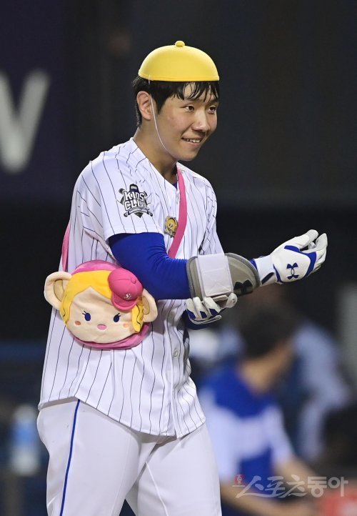 16일 서울 잠실야구장에서 열린 ‘2022 KBO 올스타전’ 드림 올스타와 나눔 올스타의 경기에서 2회말 2사 2루 삼성 김지찬이 유치원생 복장으로 타석에 들어서고 있다. 잠실 | 주현희 기자 teth1147@donga.com