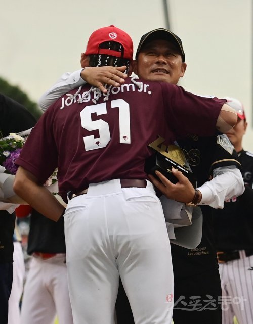 16일 서울 잠실야구장에서 열린 ‘2022 KBO 올스타전’ 드림 올스타와 나눔 올스타의 경기에 앞서 레전드 4인으로 선정된 이종범이 아들 이정후와 포옹하고 있다. 잠실 | 주현희 기자 teth1147@donga.com