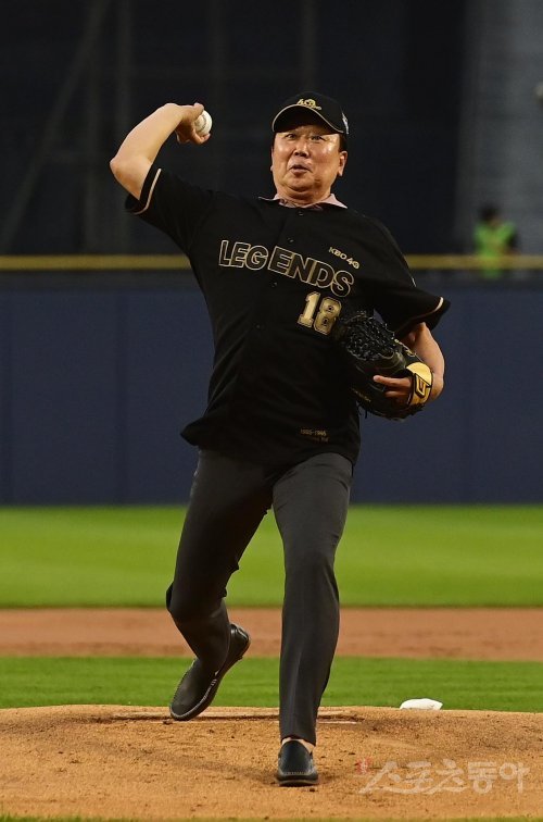 16일 서울 잠실야구장에서 열린 ‘2022 KBO 올스타전’ 드림 올스타와 나눔 올스타의 경기에 앞서 선동열이 마운드에 올라 레전드 시구를 하고 있다. 잠실 | 주현희 기자 teth1147@donga.com