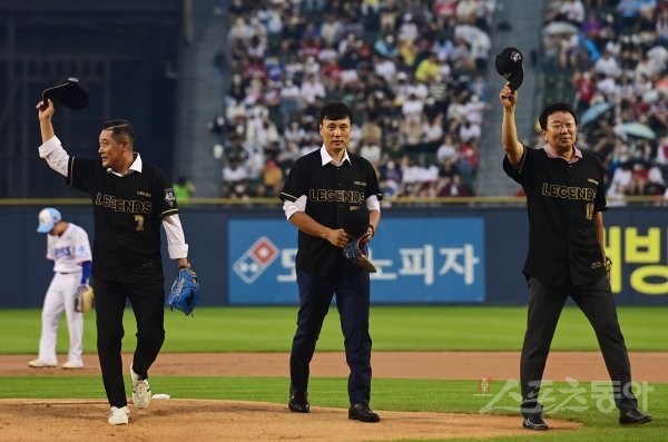 16일 서울 잠실야구장에서 열린 ‘2022 KBO 올스타전’ 드림 올스타와 나눔 올스타의 경기에 앞서 이종범, 이승엽, 선동열이 시구를 마친 후 팬들에게 인사하고 있다. 잠실 | 주현희 기자 teth1147@donga.com