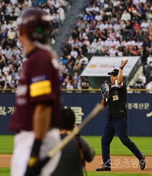 16일 서울 잠실야구장에서 열린 ‘2022 KBO 올스타전’ 드림 올스타와 나눔 올스타의 경기에 앞서 이승엽이 1루수 자리에서 시구하고 있다. 잠실 | 주현희 기자 teth1147@donga.com