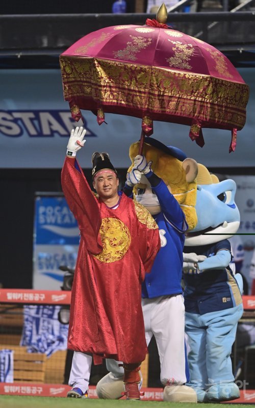 16일 서울 잠실야구장에서 열린 ‘2022 KBO 올스타전’ 드림 올스타와 나눔 올스타의 경기에서 2회말 드림올스타 김태군이 곤룡포를 입고 입장하고 있다. 잠실 | 주현희 기자 teth1147@donga.com