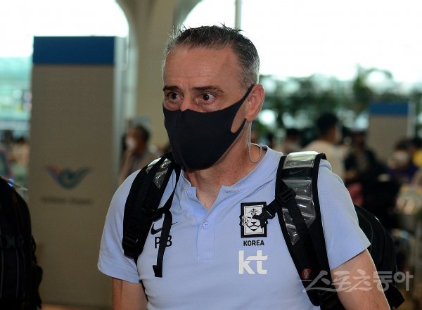2022 EAFF E-1 챔피언십에 출전하는 한국 축구국가대표팀이 17일 인천국제공항을 통해 일본으로 출국했다. 축구대표팀 벤투 감독이 출국장으로 향하고 있다. 인천국제공항 | 김민성 기자 marineboy@donga.com