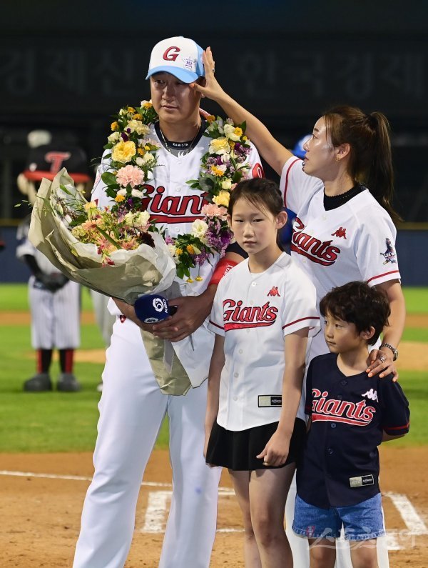 16일 서울 잠실야구장에서 열린 ‘2022 KBO 올스타전’ 드림 올스타와 나눔 올스타의 경기에서 클리닝 타임 때 롯데 이대호가 은퇴투어 기념식에서 눈물을 흘리고 있다.
잠실 | 주현희 기자 teth1147@donga.com