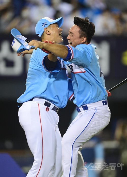 15일 서울 잠실야구장에서 열린 ‘2022 KBO 올스타전’ 홈런레이스에서 롯데 이대호가 5개의 홈런으로 우승을 차지한 후 삼성 김태군과 기쁨을 나누고 있다. 잠실 | 주현희 기자 teth1147@donga.com