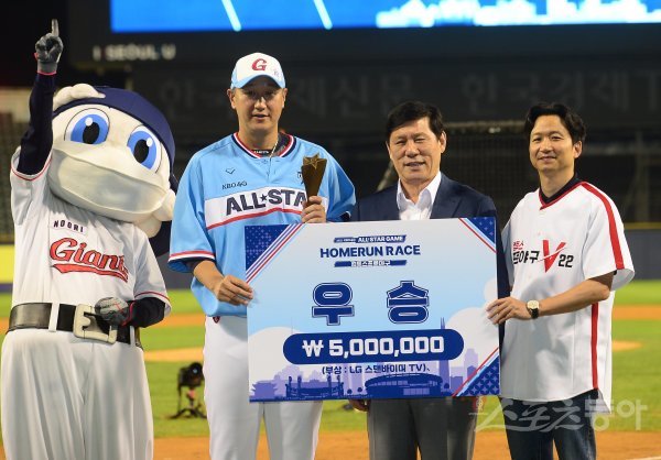 15일 서울 잠실야구장에서 열린 ‘2022 KBO 올스타전’ 홈런레이스 시상식에서 이대호가 우승을 차지해 허구연 총재와 기념 촬영을 하고 있다. 잠실 | 주현희 기자 teth1147@donga.com