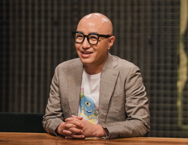 방송인 홍석천이 성소수자 커플들의 일상을 담은 웨이브 예능 콘텐츠 ‘메리퀴어’에 대해 “눈물을 흘리며 공감했다는 시청자 반응을
보고 뿌듯했다”면서 “앞으로도 감동적인 이야기가 많이 나오니 기대해 달라”고 당부했다. 사진제공|웨이브