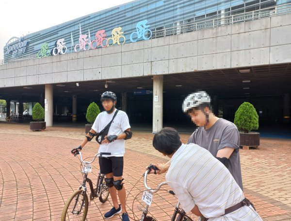 광명스피돔에서 강사가 장애인을 대상으로 자전거를 지도하고 있다. 사진제공｜국민체육진흥공단