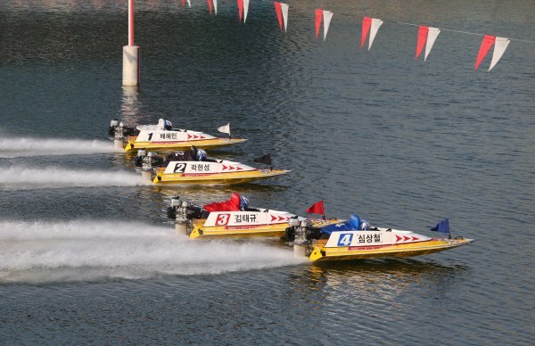 미사리 경정장에서 플라잉 스타트로 경주에 나서는 선수들. 이번 등급조정에서는 예년에 비해 B급에서 승급한 선수가 많았다. 사진제공｜국민체육진흥공단