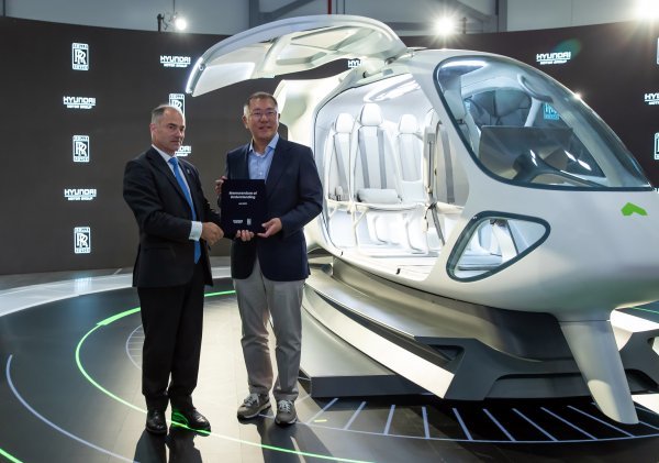 정의선 현대차그룹 회장(오른쪽), 워렌 이스트 롤스로이스 CEO가 현대차그룹의 미국 도심 항공 모빌리티(UAM) 독립 법인인 슈퍼널이 공개한 UAM 인테리어 콘셉트 모델 앞에서 기념 촬영하고 있다.
사진제공|현대차