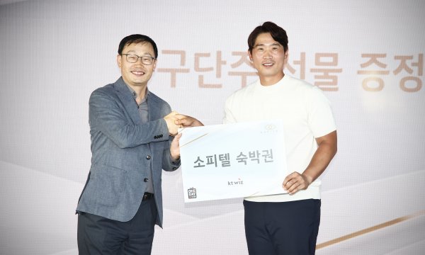 KT 구현모 대표이사가 18일 소피텔 앰베서더 라티튜드32에서 선수단, 응원단, 경기장 지원스태프 등을 초청한 만찬 자리를 마련해 주장 박경수에게 선물을 전달하고 있다.
사진제공 | KT 위즈