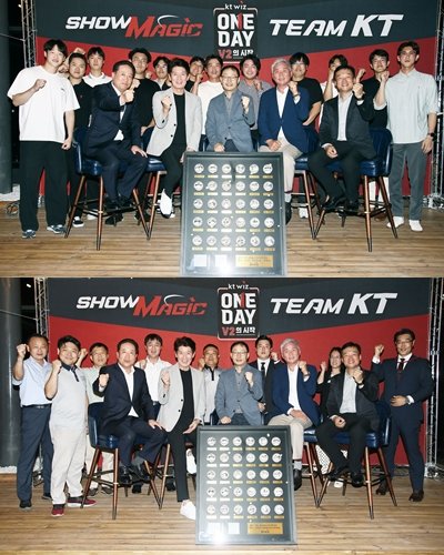 KT 구현모 대표이사가 18일 소피텔 앰베서더 라티튜드32에서 선수단, 응원단, 경기장 지원스태프 등을 초청한 만찬 자리를 마련했다. 구 대표가 1군 선수들(위), 선수단을 물심양면 도와주는 지원스태프들과 기념촬영하고 있다. 사진제공 | KT 위즈