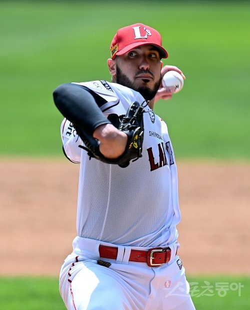 19일 인천 SSG 랜더스필드에서 SSG 랜더스와 파주 챌린저스의 연습경기가 열렸다. SSG 새 외국인 투수 모리만도가 힘차게 볼을 던지고 있다. 인천 | 김민성 기자 marineboy@donga.com