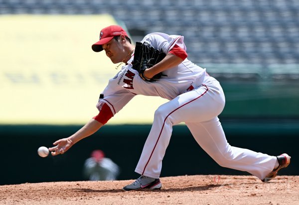 19일 인천 SSG 랜더스필드에서 SSG 랜더스와 파주 챌린저스의 연습경기가 열렸다. 부상에서 복귀한 SSG 박종훈이 6회부터 구원 등판해 힘차게 볼을 던지고 있다. 인천 | 김민성 기자 marineboy@donga.com