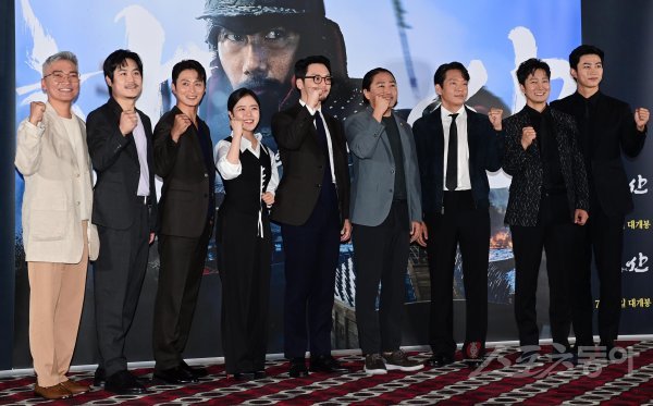 배우 조재윤, 김성균, 김성규, 김향기, 변요한, 김한민 감독, 박지환, 박해일, 옥택연이 19일 서울 송파구 신천동 롯데시네마 월드타워점에서 열린 영화 ‘한산: 용의 출현’ 언론시사회에서 포즈를 취하고 있다. 주현희 기자 teth1147@donga.com