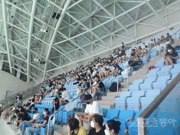 약 120명의 관중이 21일 광주 남부대 시립국제수영장에서 열린 제1회 광주전국수영선수권대회 6일째 경기를 방문해 관람하고 있다. 광주 I 권재민 기자 jmart220@donga.com