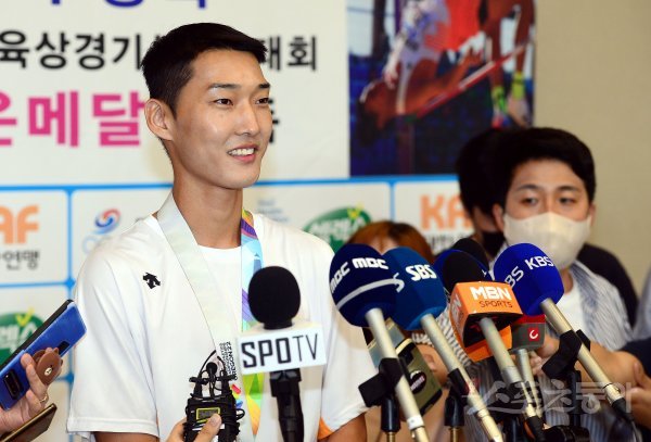 한국육상 최초로 세계육상선수권대회 높이뛰기 은메달을 차지한 우상혁이 21일 인천국제공항을 통해 귀국해 인터뷰를 하고 있다. 인천국제공항 | 김민성 기자 marineboy@donga.com