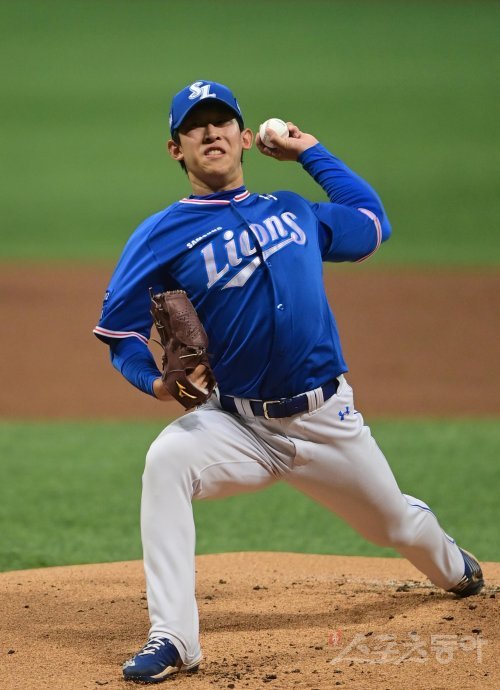 24일 서울 고척스카이돔에서 열린 ‘2022 신한은행 SOL KBO리그’ 키움 히어로즈와 삼성 라이온즈의 경기에서 선발 투수로 마운드에 오른 삼성 허윤동이 역투하고 있다. 고척 | 주현희 기자 teth1147@donga.com