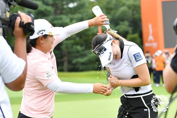 조아연(오른쪽)이 24일 경기 이천시 H1 클럽에서 열린 신설대회 ‘호반 서울신문 위민스 클래식’에서 초대 챔프에 오른 뒤 동료들의 축하를 받고 있다. 조아연은 이번 우승으로 박민지(3승)에 이어 시즌 두 번째 다승(2승) 영광을 안았다. 사진제공 ｜ KLPGA